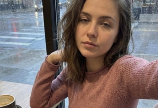 To zdjęcie wygląda jak zwykłe selfie. Prawda jest zupełnie inna.